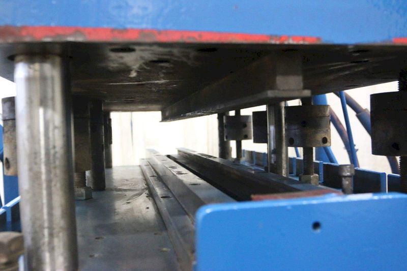 30 TON PNEUMATIC 6-POST PNEUMATIC INLINE PREPUNCH PRESS: STOCK #68646
