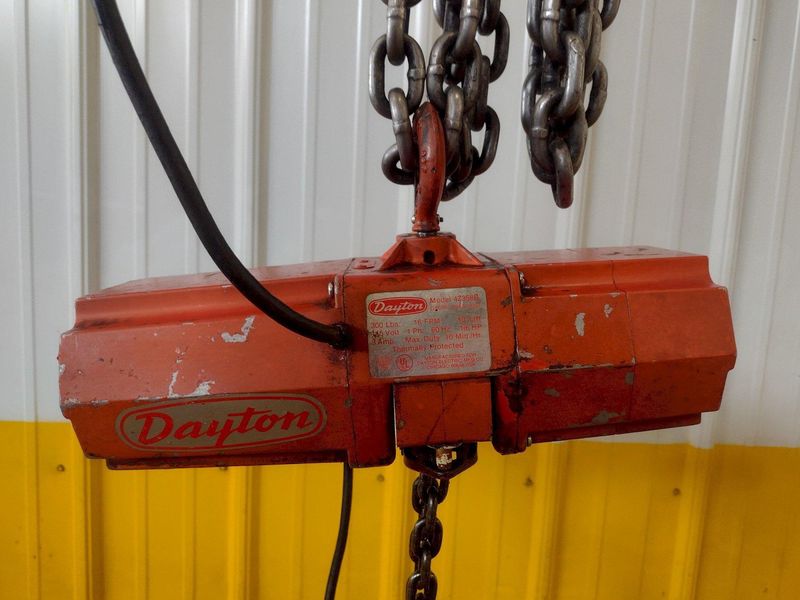 300 LB DAYTON MODEL #4Z358B ELECTRIC CHAIN HOIST, SINGLE PHASE 115V: STOCK 18547