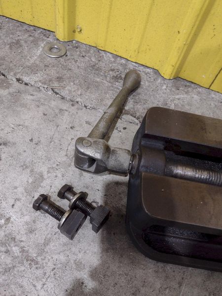 6" KURT MODEL #D675 PRECISION MACHINE VISE W/ SWIVEL HANDLE: STOCK #23448