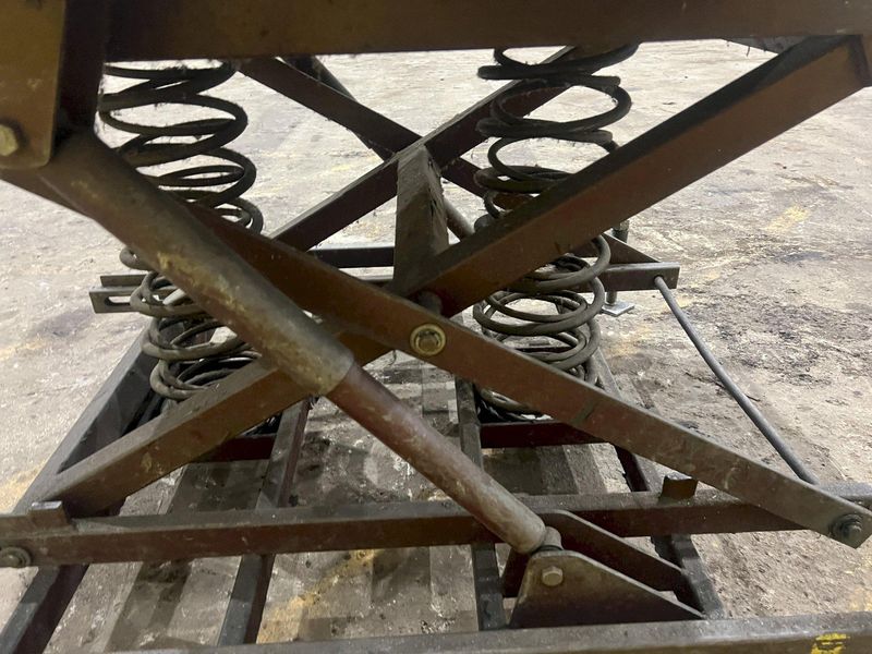 43" X 43" X 34" MECHANICAL SPRING LIFT TABLE: STOCK#20136