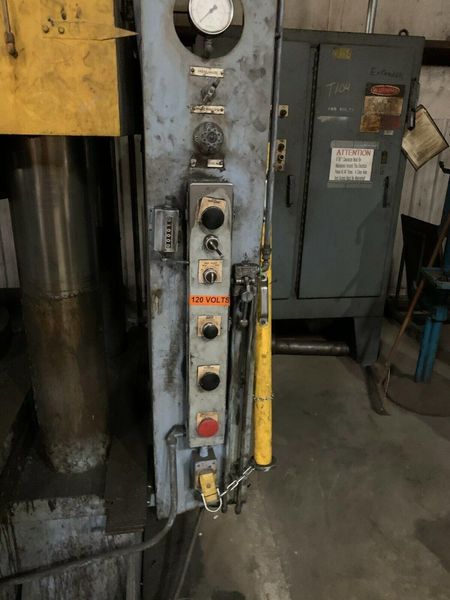 1000 TON WILLIAMS & WHITE HYDRAULIC 4-POST PRESS: STOCK #18310