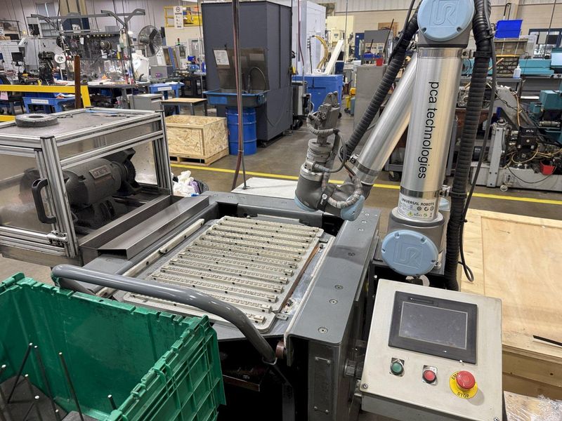 2018 UNIVERSAL ROBOTS UR10 Cobot - Dual Chuck Grippers, Flexible Loading System