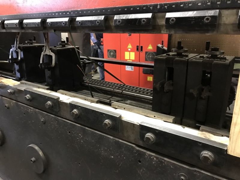 138 TON AMADA HYDRAULIC PRESS BRAKE