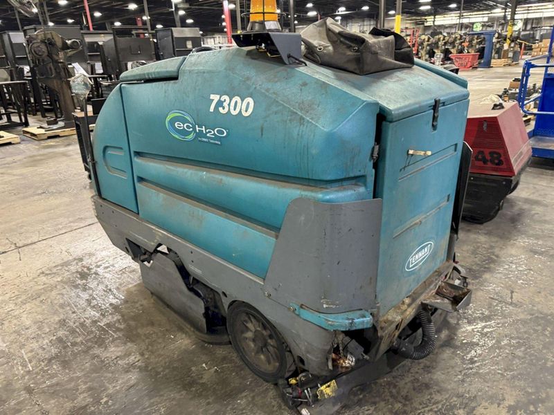 TENNANT FLOOR SCRUBBER 7300