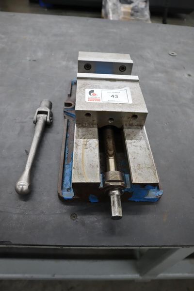 Kurt D-688 6" Machine Vise, Steel Jaws, Handle- Auction Item