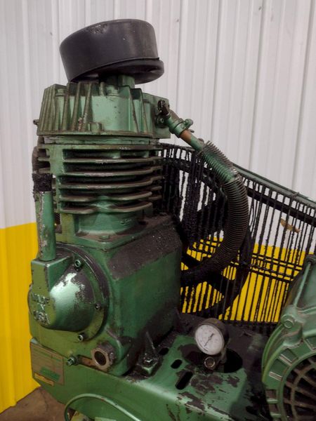 5 HP SPEEDAIRE MODEL #5Z399A2 VERTICAL AIR COMPRESSOR: STOCK #19595