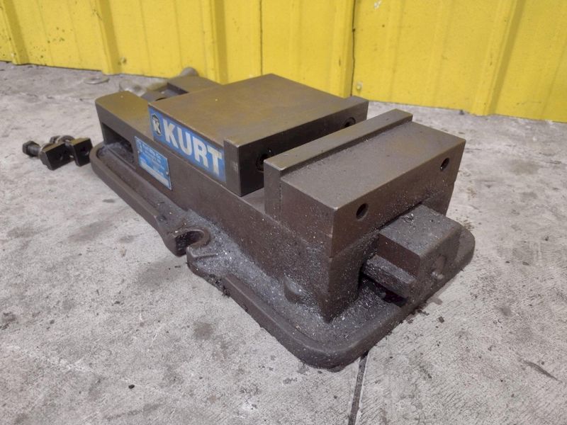 6" KURT MODEL #D675 PRECISION MACHINE VISE W/ SWIVEL HANDLE: STOCK #23448