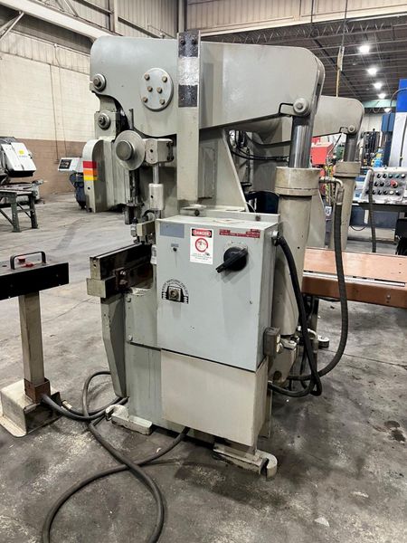 USED ACCURPRESS 6' X 60 TON HYDRAULIC PRESS BRAKE MODEL 7606, Stock# 11048, Year: 1989