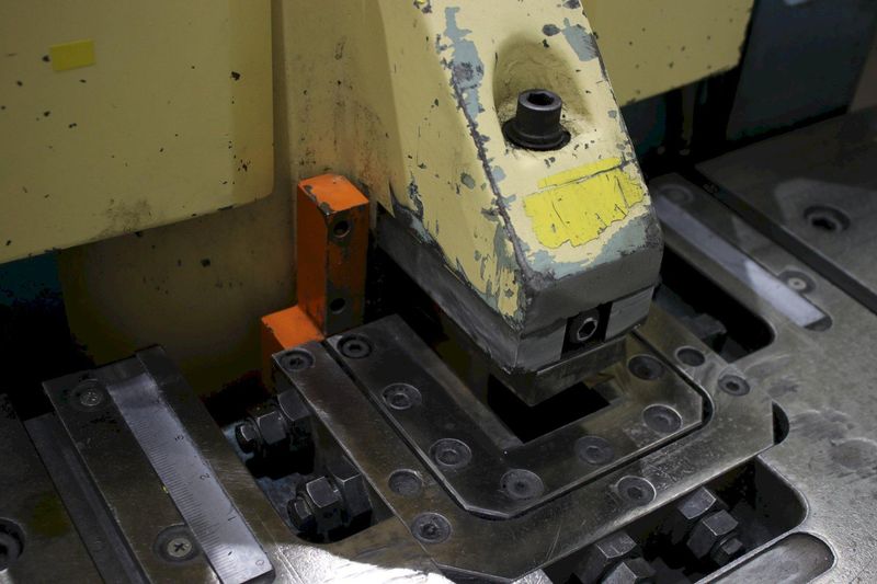 8-5/8" X 8-5/8" AMADA #CSW-220 CORNER NOTCHER & COPER: STOCK #76771