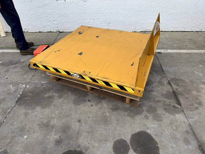 4000 LB PRESTO ECOA MODEL #CLTLT HYDRAULIC TILTING LIFT TABLE: STOCK #78096