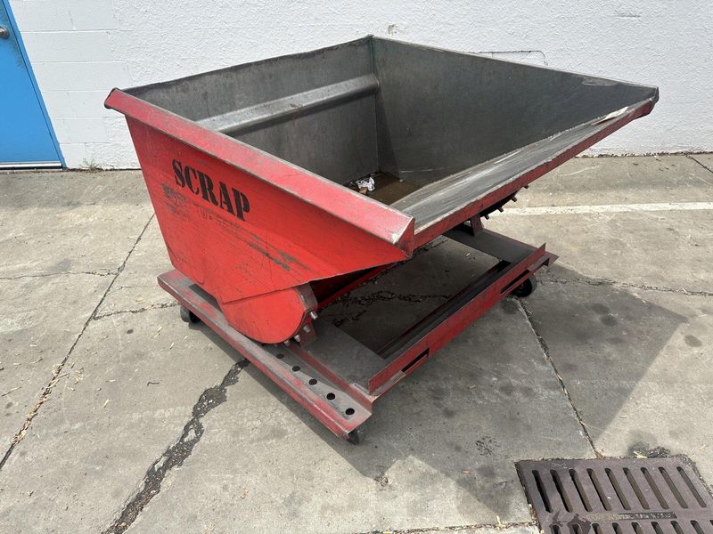 1-1/2 CUBIC YARD ROURA SELF DUMPING HOPPER: STOCK #78224