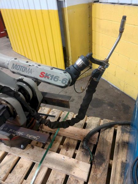6 AXIS MOTOMAN MODEL SK16-6 ROBOT WELDING CELL WITH MILLER AUTO DELTAWELD 452 WELDER: STOCK #138