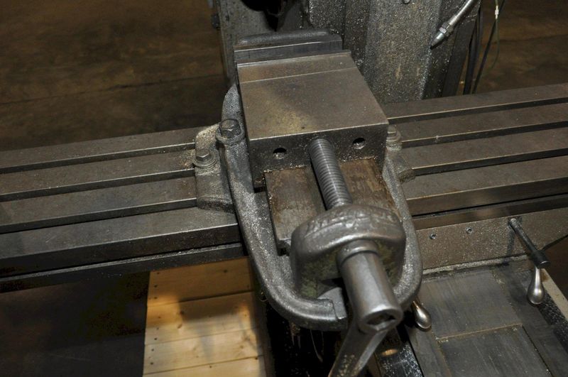 2 HP BRIDGEPORT VERTICAL MILL