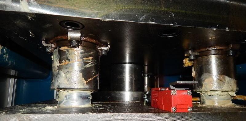 34 Ton FARGER & JOOSTEN MULTIPOWER Air/Oil Press