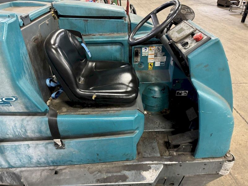 TENNANT FLOOR SCRUBBER 7300