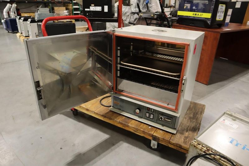 Despatch LDB1-17 Electric Forced Air Lab Oven, 400 Deg F Max, 17.5 Cu Ft Chamber, Controls, Single Phase- Auction Item