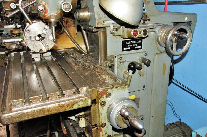 Morris Taper 4 spindle / The dividing head is not included, though it can be added for additional cost ($500.00)  The DRO is two axis. EQUIPPED WITH X & Y POWER FEED, ACURITE DRO, COOLANT PUMP, VISE, COLLETS, MANUALS