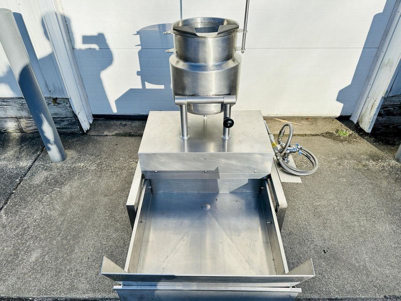 Vulcan K6DTT 6-Gallon / 24-Quarts  2/3 Jacketed Direct Steam Tilting Kettle On Floor Stand