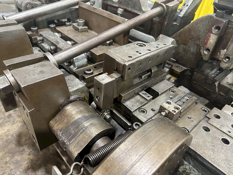 S3F NILSON MODEL #S3F WIRE BENDING FOUR SLIDE MACHINE WITH ELECTRIC CLUTCH: STOCK 17566