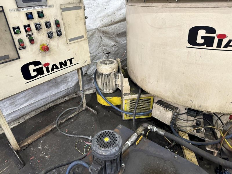 24 CUBIC FT GIANT GB-24DHW VIBRATORY COB DRYER: STOCK #77690