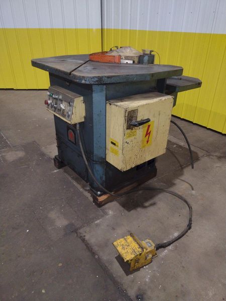 8" X 8" X 1/8" AMADA MODEL #CSW-220 DUAL HEAD CORNER NOTCHER & COPER: STOCK #10339