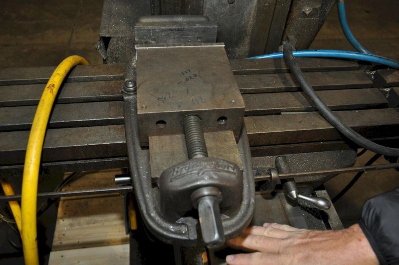 2 HP BRIDGEPORT VERTICAL MILL