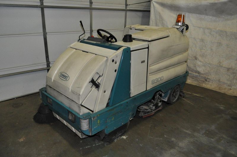 TENNANT 8300 SWEEPER SCRUBBER