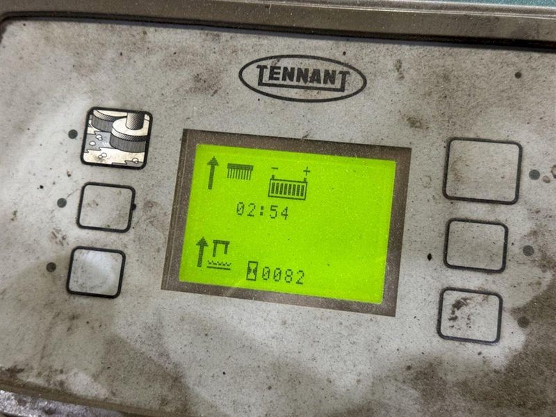TENNANT FLOOR SCRUBBER 7300
