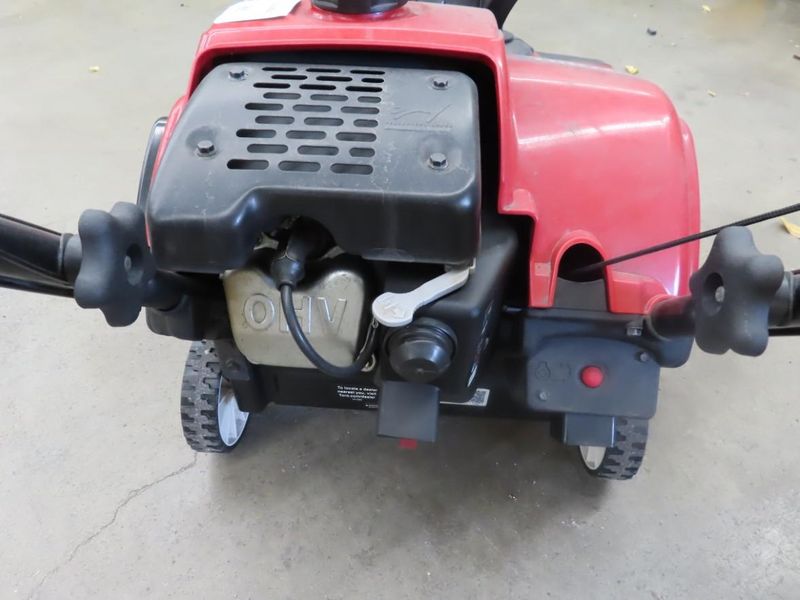 Toro Power Clear 5518ZE Gas Snow Thrower, 18" Clearing Width 99CCOHV 4 Cycle Engine, Electric Start- Auction Item