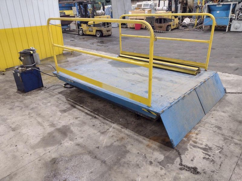 8,000 LBS X 108" X 84" BLUE GIANT MODEL #SEDPH 53-208 HYDRAULIC LIFT TABLE / ELEVATING DOCK: STO