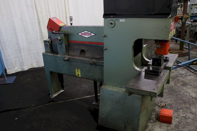 4" X 4" X 3/8" METAL MUNCHER HYDRAULIC IRONWORKER:  STOCK #75682
