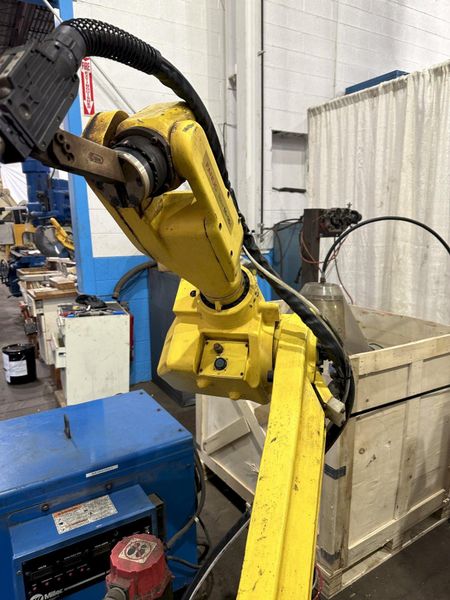 FANUC ROBOT WITH MILLER MODEL 452 WELDER: STOCK #77552