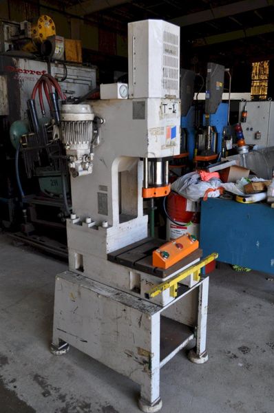 10 TON HYDRAULIC C FRAME PRESS