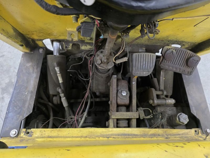 Hyster E25A 2,500 Lb Electric Forklift (Parts Machine)