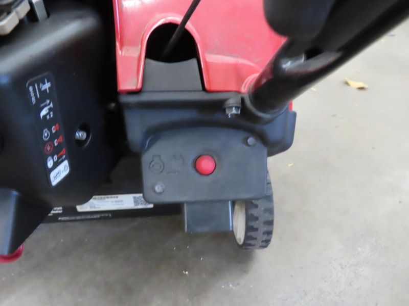 Toro Power Clear 5518ZE Gas Snow Thrower, 18" Clearing Width 99CCOHV 4 Cycle Engine, Electric Start- Auction Item