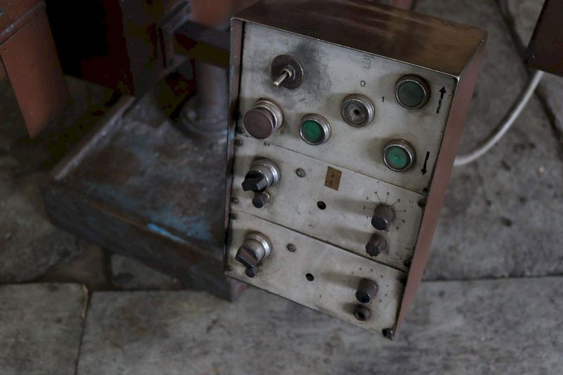 4HP INDUMA MODEL #4SA RAM TYPE VERTICAL MILL: STOCK #73329