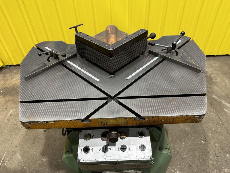 9" x 9" x 3/16" COMACA HYDRAUIC CORNER NOTCHER 6239: STOCK #19040