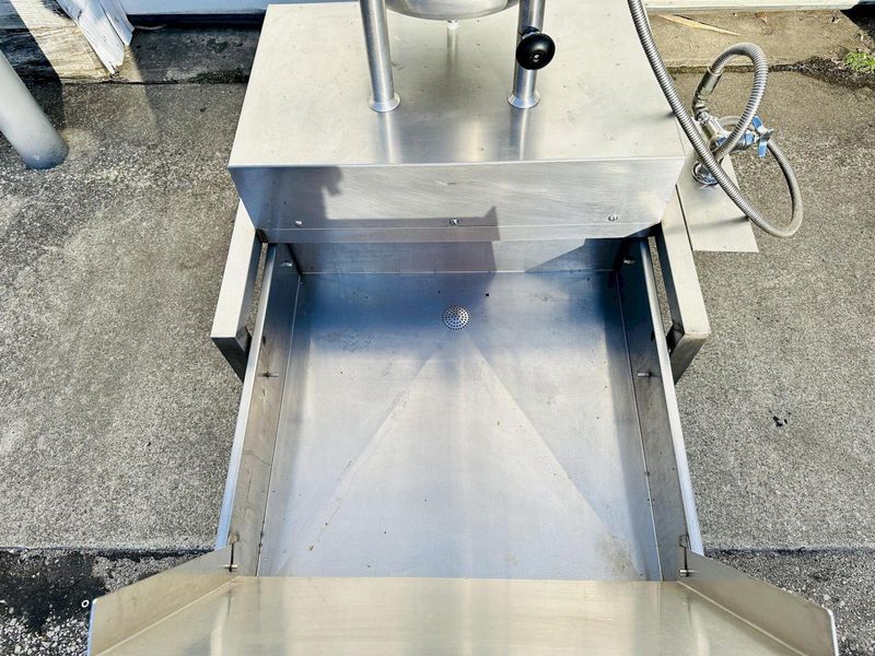 Vulcan K6DTT 6-Gallon / 24-Quarts  2/3 Jacketed Direct Steam Tilting Kettle On Floor Stand