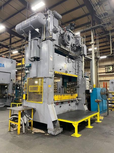 300 ton Verson S2-300-96-48t, New 1995