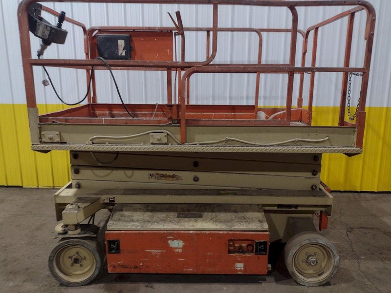 28' JLG MODEL #2658-E SCISSOR MAN LIFT 1,000 LB CAPACITY: STOCK #19394