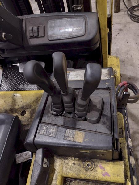 5,800 LBS HYSTER MODEL #E65XM2 36V ELECTRIC FORKLIFT & CHARGER: STOCK #21662