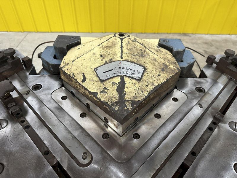 8" x 8" x 1/8" AMADA MODEL #CS-220 HYDRAULIC NOTCHER: STOCK #20970