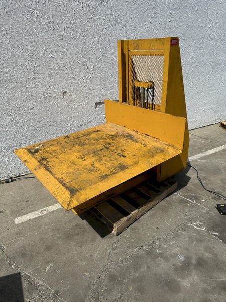 1000 LB AIR TECHNICAL INDUSTRIES MODEL # ZL3PC4848E  ZERO LOW LIFT TABLE: STOCK #78001