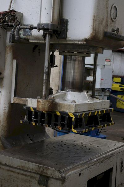 125 TON DENISON HYDRAULIC PRESS: STOCK #75941