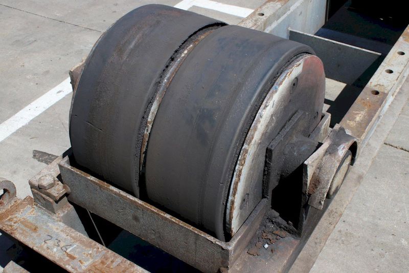 SET DRIVE AND IDLER TANK ROLLS: STOCK #75340
