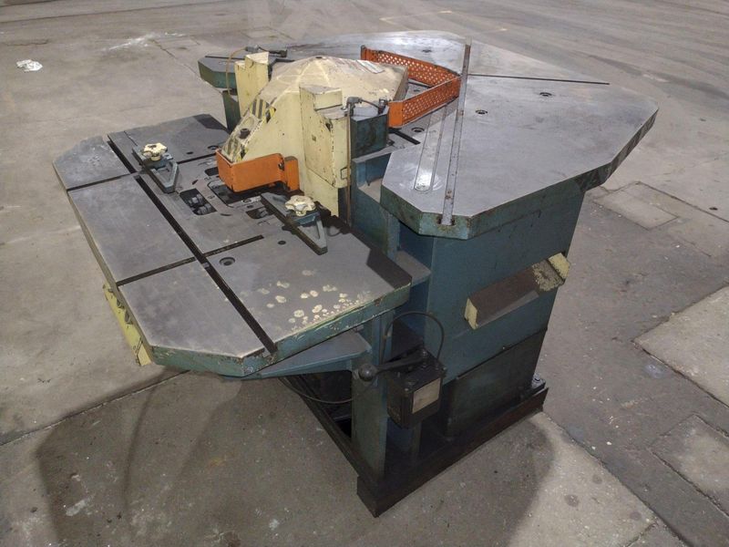 8" X 8" X 1/8" AMADA MODEL #CSW-220 DUAL HEAD CORNER NOTCHER & COPER: STOCK #10339