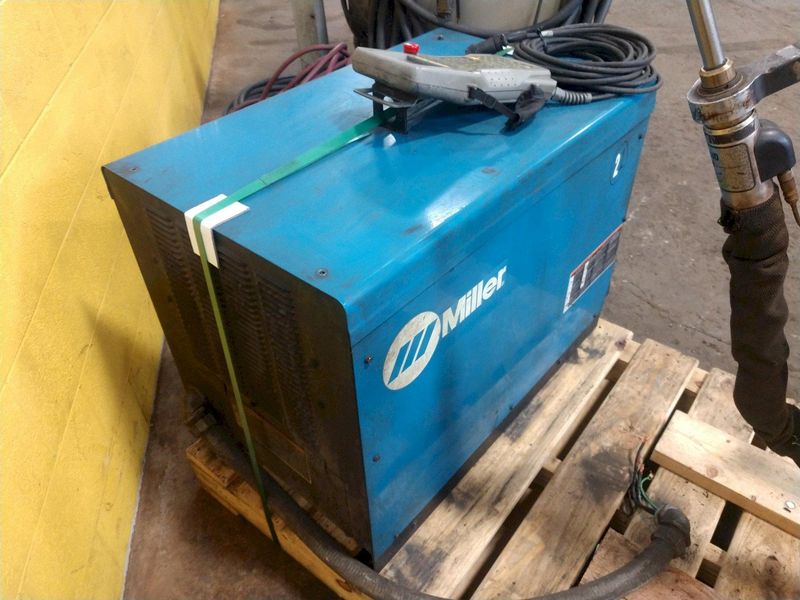 6 AXIS MOTOMAN MODEL SK16-6 ROBOT WELDING CELL WITH MILLER AUTO DELTAWELD 452 WELDER: STOCK #138