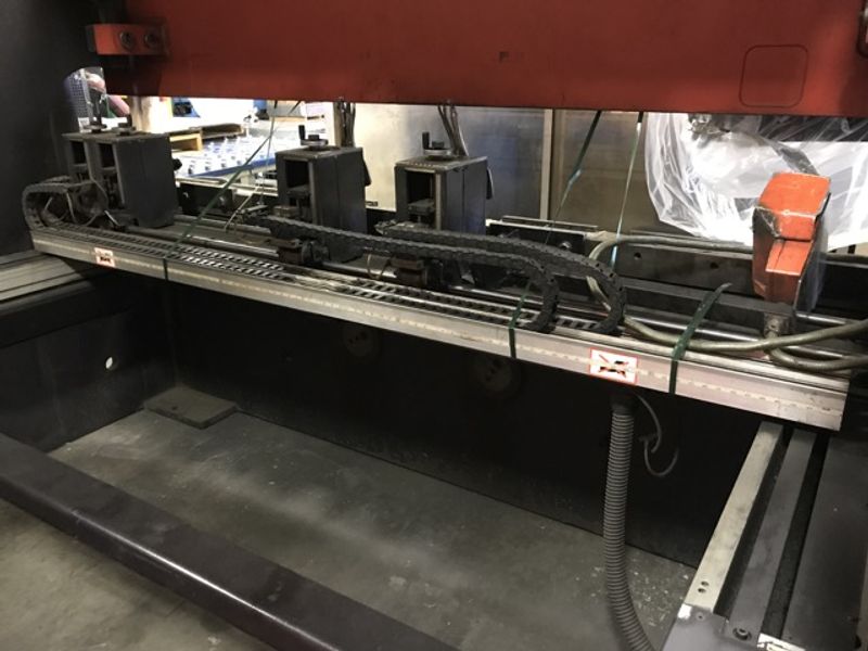 138 TON AMADA HYDRAULIC PRESS BRAKE