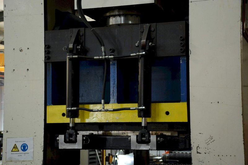 1500 TON MACRODYNE HYDRAULIC PUNCH PRESS: STOCK 70947