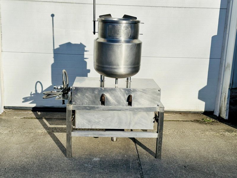 Vulcan K6DTT 6-Gallon / 24-Quarts  2/3 Jacketed Direct Steam Tilting Kettle On Floor Stand